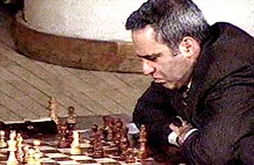 Председатель Комитета-2008 Гарри Каспаров играет в шахматы
